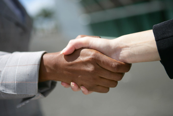 Photo représentant une poignée de main entre une femme et un homme