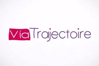 Viatrajectoire écrit en violet sur fond blanc. Via étant écrit en blanc sur fond rose