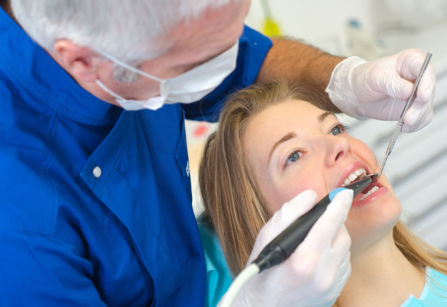 DASRI dentiste en train de faire des soins