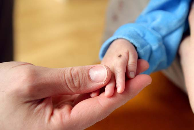 Grain de beauté sur la main d'un bébé