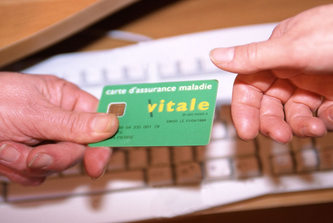 Visuel présentant un échange de carte vitale entre deux mains d'hommes