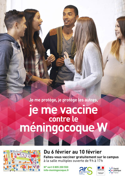Affichette de la vaccination contre le méningoW. le viseul présente 5 étudiants et étudiantes discutant entre eux, en bas de l'affiche, sur fond ros, est écrit Je me vaccine contre le méningocoque W, en lettres blanches
