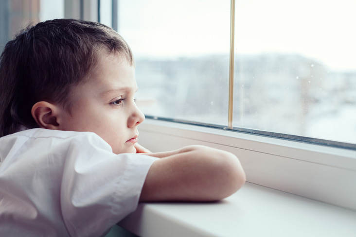Enfant regardant par la fenêtre
