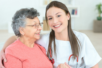 Médecin souriante réconfortant une patiente