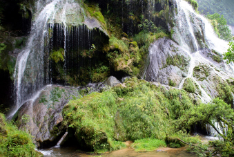 photo présentant une chute d'eau appelée cascade du Hérisson dans le département du Jura