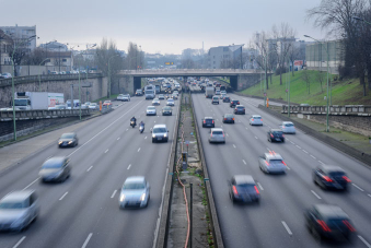 Véhicules en circulation sur le boulevard périphérique parisien à hauteur de la porte de Vincennes 