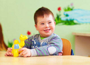 Enfant handicapé en train de jouer