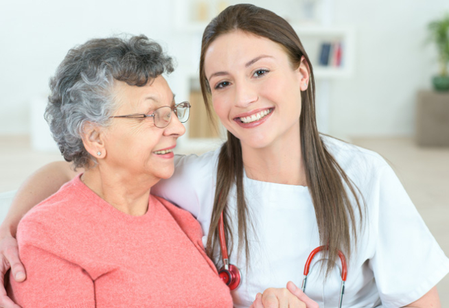 Médecin souriante réconfortant une patiente