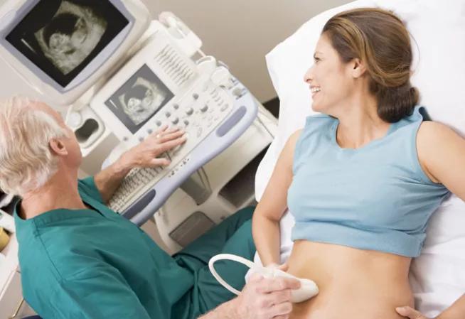 Médecin pratiquant une échographie