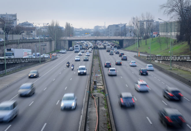 Véhicules en circulation sur le boulevard périphérique parisien à hauteur de la porte de Vincennes 