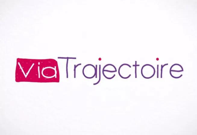 Viatrajectoire écrit en violet sur fond blanc. Via étant écrit en blanc sur fond rose