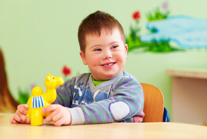 Enfant handicapé en train de jouer