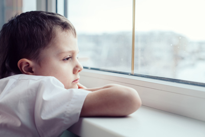 Enfant regardant par la fenêtre