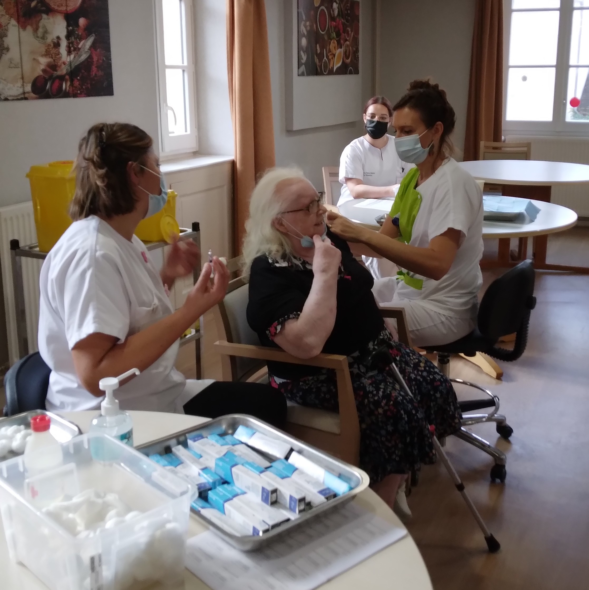 Vaccination d'une résidente de l'EHPAD Notre-Dame de la Visitation à Dijon