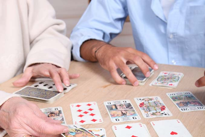 Deux personnes jouant aux cartes